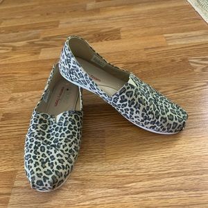 Like New-Skechers BOBS Plush-Hot Spotted-Leopard Print Slip-On